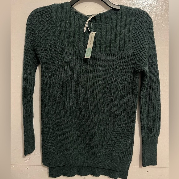 Leo & Nicole Sweaters - Leo & Nicole cotton blend pullover.